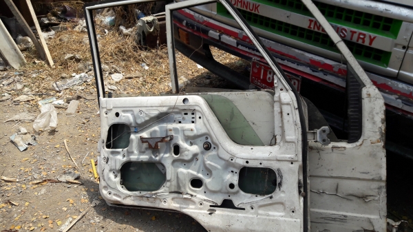 ประตู TOYOTA DYNA หัวเล็กกับสามใบปัด ข้างซ้ายและขวา