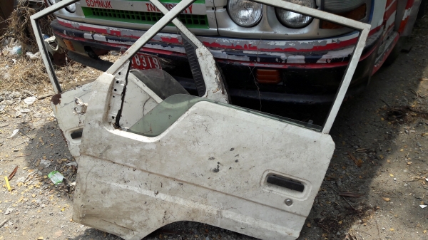 ประตู TOYOTA DYNA หัวเล็กกับสามใบปัด ข้างซ้ายและขวา