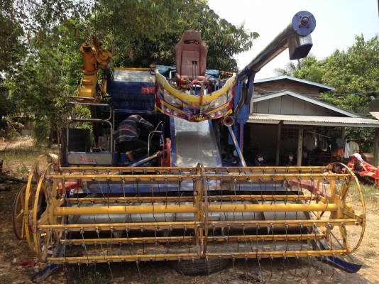 ขายด่วน รถเกี่ยวข้าวไทยเส็งยนต์ รถปี 59 รถใหม่ป้ายแดง (ขายดาวน์ 280,000 บาท) งวดคงเหลือ 776,250 บาท งวดส่งเป็นปี มีภาพวีดีโอ ด้านล่าง เครื่องยนต์ NISSAN 6 FE  เทอร์โบ 265 แรงม้า ปั๊มไดกิ้นเบอร์ 23 ตัวเดิน 12ช่วงล่าง โรลเลอร์ 12ลูก โซ่ 44 ข้อ สภาพพร้อมใช้ง