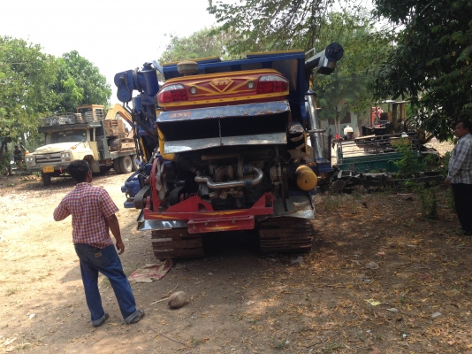 ขายด่วน รถเกี่ยวข้าวไทยเส็งยนต์ รถปี 59 รถใหม่ป้ายแดง (ขายดาวน์ 280,000 บาท) งวดคงเหลือ 776,250 บาท งวดส่งเป็นปี มีภาพวีดีโอ ด้านล่าง เครื่องยนต์ NISSAN 6 FE  เทอร์โบ 265 แรงม้า ปั๊มไดกิ้นเบอร์ 23 ตัวเดิน 12ช่วงล่าง โรลเลอร์ 12ลูก โซ่ 44 ข้อ สภาพพร้อมใช้ง