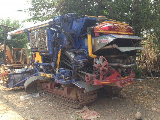 ขายด่วน รถเกี่ยวข้าวไทยเส็งยนต์ รถปี 59 รถใหม่ป้ายแดง (ขายดาวน์ 280,000 บาท) งวดคงเหลือ 776,250 บาท งวดส่งเป็นปี มีภาพวีดีโอ ด้านล่าง เครื่องยนต์ NISSAN 6 FE  เทอร์โบ 265 แรงม้า ปั๊มไดกิ้นเบอร์ 23 ตัวเดิน 12ช่วงล่าง โรลเลอร์ 12ลูก โซ่ 44 ข้อ สภาพพร้อมใช้ง