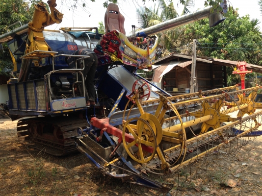 ขายด่วน รถเกี่ยวข้าวไทยเส็งยนต์ รถปี 59 รถใหม่ป้ายแดง (ขายดาวน์ 280,000 บาท) งวดคงเหลือ 776,250 บาท งวดส่งเป็นปี มีภาพวีดีโอ ด้านล่าง เครื่องยนต์ NISSAN 6 FE  เทอร์โบ 265 แรงม้า ปั๊มไดกิ้นเบอร์ 23 ตัวเดิน 12ช่วงล่าง โรลเลอร์ 12ลูก โซ่ 44 ข้อ สภาพพร้อมใช้ง