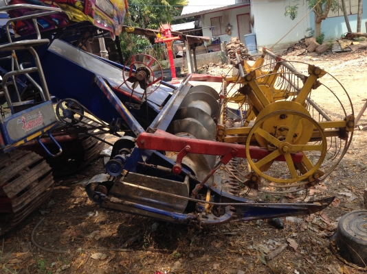 ขายด่วน รถเกี่ยวข้าวไทยเส็งยนต์ รถปี 59 รถใหม่ป้ายแดง (ขายดาวน์ 280,000 บาท) งวดคงเหลือ 776,250 บาท งวดส่งเป็นปี มีภาพวีดีโอ ด้านล่าง เครื่องยนต์ NISSAN 6 FE  เทอร์โบ 265 แรงม้า ปั๊มไดกิ้นเบอร์ 23 ตัวเดิน 12ช่วงล่าง โรลเลอร์ 12ลูก โซ่ 44 ข้อ สภาพพร้อมใช้ง