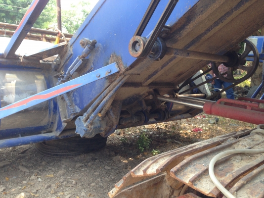 ขายด่วน รถเกี่ยวข้าวไทยเส็งยนต์ รถปี 59 รถใหม่ป้ายแดง (ขายดาวน์ 280,000 บาท) งวดคงเหลือ 776,250 บาท งวดส่งเป็นปี มีภาพวีดีโอ ด้านล่าง เครื่องยนต์ NISSAN 6 FE  เทอร์โบ 265 แรงม้า ปั๊มไดกิ้นเบอร์ 23 ตัวเดิน 12ช่วงล่าง โรลเลอร์ 12ลูก โซ่ 44 ข้อ สภาพพร้อมใช้ง