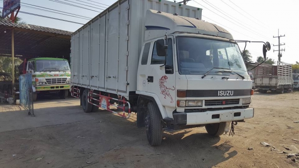 6ล้อร๊อกกี้ 210 แรง ตู้ 10 บาน เพิ่งต่อใหม่ ยาว 7.40 สภาพพร้อมใช้งาน คัสซีสวยตลอดเส้น