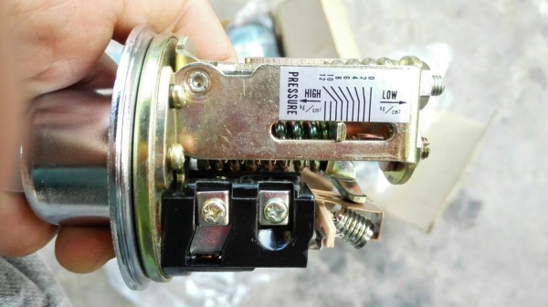 Sell> เพรสเชอร์คอนโทรล (PRESSURE CONTROLS) UEDA SEISAKUSHO Made in Japan ของใหม่ 100\% นอนกล่อง!!