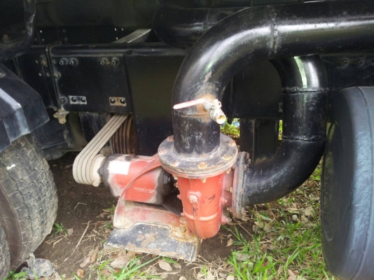 รถนิสสัน 10 ล้อ UD บรรทุกน้ำ  370 แรงม้า. ปี 57.  ( รถวิ่ง 2x,xxx กม. )    สนใจติดต่อ  081 - 6079515