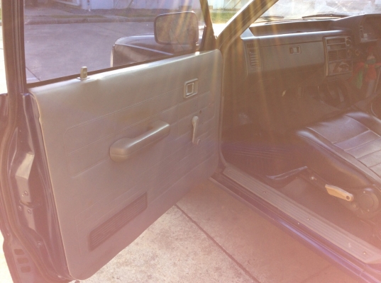 ขายรถกระบะแวน มาสด้า B2000 แวน 5ประตู ปี89 เครื่องเบนซิลเดิมๆ 2.0 เกียร์ธรรมดา ภายในสวยเบาะสวยสะอาด แอร์หน้า-หลังพร้อม ตัวถังเดิมๆจอดตากแดดสีร่อนแต่ไม่ผุ แชสซีสวยทั้งเส้น แม็กขอบ 15" ยางดี รถขับดีมากๆๆใช้ส่งของได้เลยครับ ประหยัดน้ำมันมาก ภาษีปี59ไม่ข