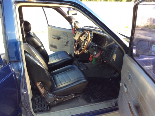 ขายรถกระบะแวน มาสด้า B2000 แวน 5ประตู ปี89 เครื่องเบนซิลเดิมๆ 2.0 เกียร์ธรรมดา ภายในสวยเบาะสวยสะอาด แอร์หน้า-หลังพร้อม ตัวถังเดิมๆจอดตากแดดสีร่อนแต่ไม่ผุ แชสซีสวยทั้งเส้น แม็กขอบ 15" ยางดี รถขับดีมากๆๆใช้ส่งของได้เลยครับ ประหยัดน้ำมันมาก ภาษีปี59ไม่ข