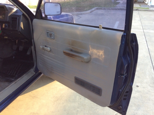 ขายรถกระบะแวน มาสด้า B2000 แวน 5ประตู ปี89 เครื่องเบนซิลเดิมๆ 2.0 เกียร์ธรรมดา ภายในสวยเบาะสวยสะอาด แอร์หน้า-หลังพร้อม ตัวถังเดิมๆจอดตากแดดสีร่อนแต่ไม่ผุ แชสซีสวยทั้งเส้น แม็กขอบ 15" ยางดี รถขับดีมากๆๆใช้ส่งของได้เลยครับ ประหยัดน้ำมันมาก ภาษีปี59ไม่ข