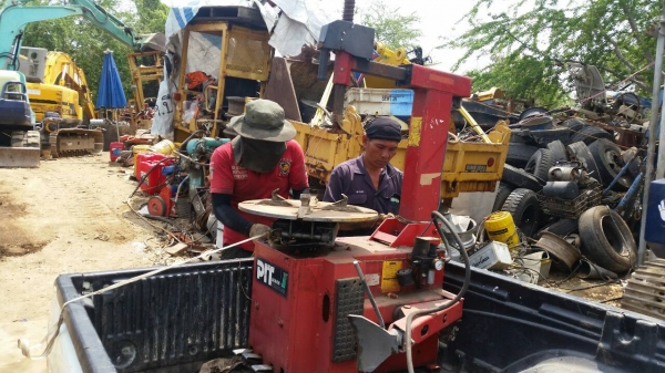 tractor-backhoe ได้จัดส่งเครื่องถอดเปลื่อนยาง ไปปัตตานีเรียบร้อยแล้วครับ tractor-backhoe ได้จัดส่งเครื่องถอดเปลื่อนยาง ไปปัตตานีเรียบร้อยแล้วครับ