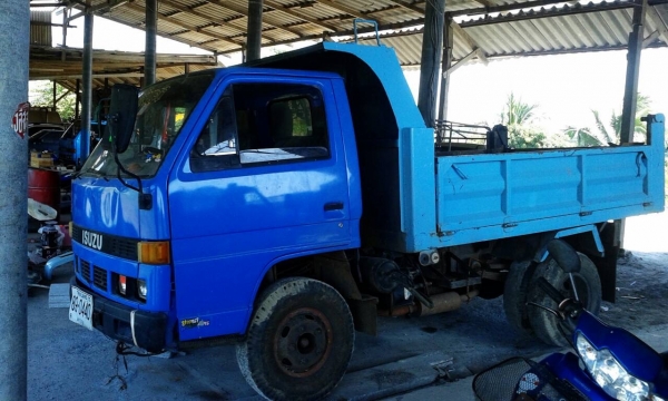 ขายรถบรรทุกหกล้อดัมพ์ Isuzu เครื่อง 110 แรง ยังไม่ลงเล่มชุดโอนพร้อม เครื่องดี