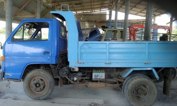 ขายรถบรรทุกหกล้อดัมพ์ Isuzu เครื่อง 110 แรง ยังไม่ลงเล่มชุดโอนพร้อม เครื่องดี