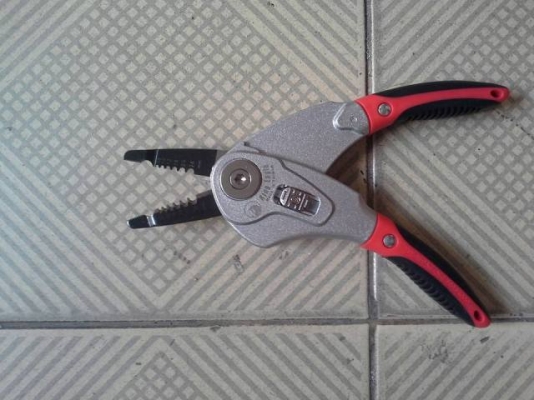 ขายคีมตัดคีมย้ำในตัวเดียวกัน8" King Eagle Made in Taiwan. ขายคีมตัดคีมย้ำในตัวเดียวกัน8" King Eagle Made in Taiwan.