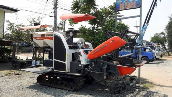 ขายรถเกี่ยวข้าวมือสอง คูโบต้า DC70 ปี56 ทำงานน้อย1,306 ชม. ช่วงล่างดี ตู้ดี สภาพเดิม เอกสารเล่มทะเบียน เครื่องแน่น พร้อมลงงาน