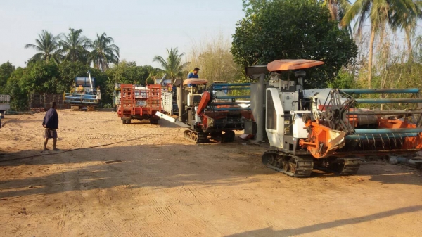 ขาย 7,500 ถังอุ้ม ติดตั้งกับรถเกี่ยว คูโบต้า Dc-60. ขนาดบรรจุ 600กิโล