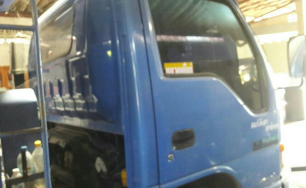 หกล้อ อีซูซุ NPR130ปี48 ดั้มสามมิต5คิว สภาพดีสวยพร้อมใช้ ราคาถูกๆ 355,000บ (ไม่มีทะเบียน) ไฟแน่นช์ล้มละรายตามเล่มทะเบียนไม่ได้ มีใบซื้อขายให้ ราคานี้ ขับส่งถึงบ้าน ครับๆ