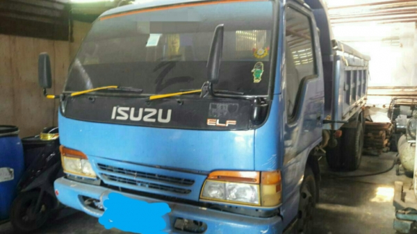 หกล้อ อีซูซุ NPR130ปี48 ดั้มสามมิต5คิว สภาพดีสวยพร้อมใช้ ราคาถูกๆ 355,000บ (ไม่มีทะเบียน) ไฟแน่นช์ล้มละรายตามเล่มทะเบียนไม่ได้ มีใบซื้อขายให้ ราคานี้ ขับส่งถึงบ้าน ครับๆ