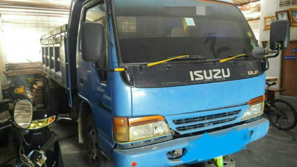 หกล้อ อีซูซุ NPR130ปี48 ดั้มสามมิต5คิว สภาพดีสวยพร้อมใช้ ราคาถูกๆ 355,000บ (ไม่มีทะเบียน) ไฟแน่นช์ล้มละรายตามเล่มทะเบียนไม่ได้ มีใบซื้อขายให้ ราคานี้ ขับส่งถึงบ้าน ครับๆ