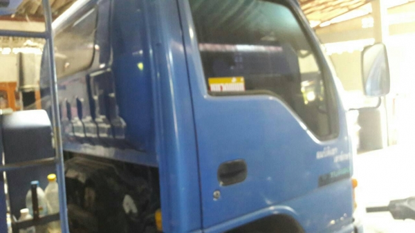 หกล้อ อีซูซุ NPR130ปี48 ดั้มสามมิต5คิว สภาพดีสวยพร้อมใช้ ราคาถูกๆ 355,000บ (ไม่มีทะเบียน) ไฟแน่นช์ล้มละรายตามเล่มทะเบียนไม่ได้ มีใบซื้อขายให้ ราคานี้ ขับส่งถึงบ้าน ครับๆ