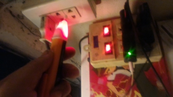 อุปกรณ์เช็ดตรวจสอบไฟฟ้า การใช้งานสามารถตรวจสอบการขาดของสายไฟได้โดยไม่ต้องส้มผัสแสดงผลเป็นไฟสีแดง พร้อมมีเสียงเตือน