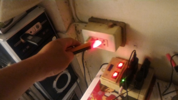 อุปกรณ์เช็ดตรวจสอบไฟฟ้า การใช้งานสามารถตรวจสอบการขาดของสายไฟได้โดยไม่ต้องส้มผัสแสดงผลเป็นไฟสีแดง พร้อมมีเสียงเตือน