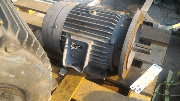 มอเตอร์ 5 แรงม้า ยี่ห้อ FUJI จากญี่ปุ่น ยึดมอเตอร์ได้สองแบบ เลือกได้