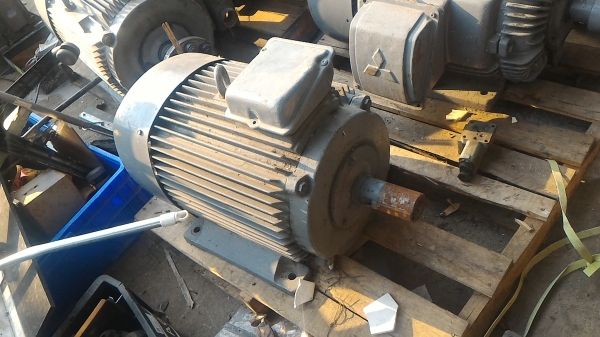 มอเตอร์ขนาด 40 แรงม้า ยี่ห้อ VEM จากญี่ปุ่น หมุน 1460 ต่อนาที ใช้งานกลางแจ้งได้ ตัวมอเตอร์ป้องกันความชื่น IP 55