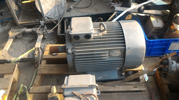 มอเตอร์ขนาด 40 แรงม้า ยี่ห้อ VEM จากญี่ปุ่น หมุน 1460 ต่อนาที ใช้งานกลางแจ้งได้ ตัวมอเตอร์ป้องกันความชื่น IP 55