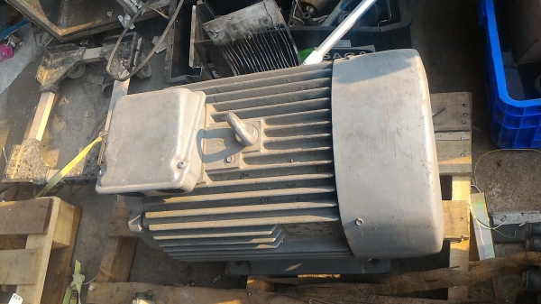 มอเตอร์ขนาด 40 แรงม้า ยี่ห้อ VEM จากญี่ปุ่น หมุน 1460 ต่อนาที ใช้งานกลางแจ้งได้ ตัวมอเตอร์ป้องกันความชื่น IP 55