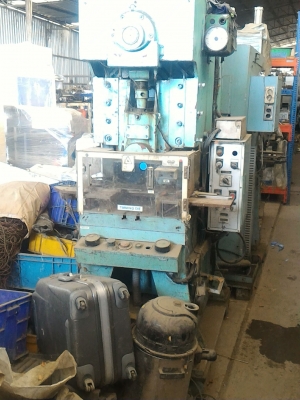 เครื่องปั๊มกดขึ้นรูปชิ้นงานหรือกดตัดชิ้นงาน ระบบไฮดรอลิกขนาด 25 ตัน ยี่ห้อ SAM YANG ตัวเครื่องหนัก 2.5 ตัน ถ้าคิดเป็นกิโลกรัมตกแค่ กิโลละ26 บาท เครื่องพร้อมทำงาน