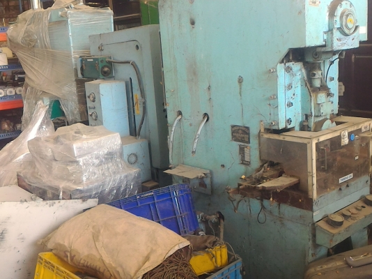 เครื่องปั๊มกดขึ้นรูปชิ้นงานหรือกดตัดชิ้นงาน ระบบไฮดรอลิกขนาด 25 ตัน ยี่ห้อ SAM YANG ตัวเครื่องหนัก 2.5 ตัน ถ้าคิดเป็นกิโลกรัมตกแค่ กิโลละ26 บาท เครื่องพร้อมทำงาน