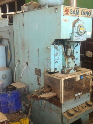 เครื่องปั๊มกดขึ้นรูปชิ้นงานหรือกดตัดชิ้นงาน ระบบไฮดรอลิกขนาด 25 ตัน ยี่ห้อ SAM YANG ตัวเครื่องหนัก 2.5 ตัน ถ้าคิดเป็นกิโลกรัมตกแค่ กิโลละ26 บาท เครื่องพร้อมทำงาน