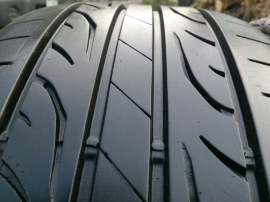 ขายยาง  DUNLOP LM704  225/50R17 ยางสัปดาห์ที่06ปี15  ดอกยางหนาสดนิ่มเท่ากันไม่แตกลายไม่ร้าวไม่มีปะสวยๆ จำนวน 1 ชุด