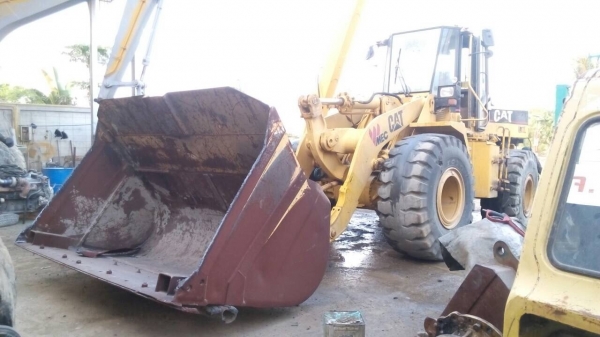 ขายรถตักล้อยางCAT-950-F  สภาพสวยต่อแขนบุ้งกี้แล้วเหลือเก็บบ้อดี้รอบตัวรถครับ