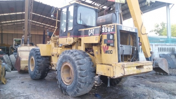 ขายรถตักล้อยางCAT-950-F  สภาพสวยต่อแขนบุ้งกี้แล้วเหลือเก็บบ้อดี้รอบตัวรถครับ