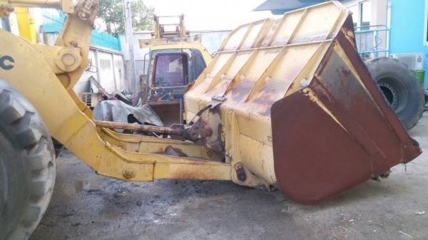 ขายรถตักล้อยางCAT-950-F  สภาพสวยต่อแขนบุ้งกี้แล้วเหลือเก็บบ้อดี้รอบตัวรถครับ