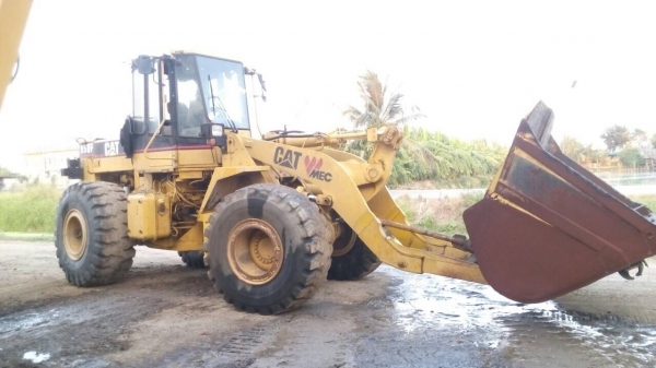 ขายรถตักล้อยางCAT-950-F  สภาพสวยต่อแขนบุ้งกี้แล้วเหลือเก็บบ้อดี้รอบตัวรถครับ