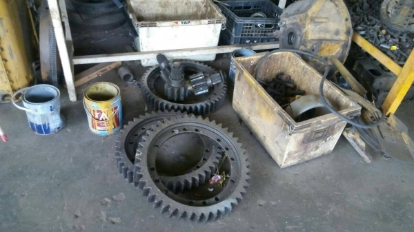 ขายชิ้นส่วนอะไหล่รถแทรกเตอร์D4-D5 ของถอดจากตัวรถสภาพสวย