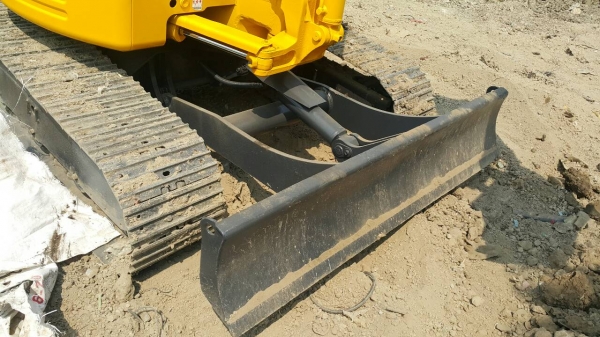 ขาย รถขุด KOMATSU รุ่น PC40FR มือสองญี่ปุ่น  แทรกเหล็กใหม่ สลักแน่น ทั้งคัน ทำงานไว แรงดี พร้อมใช้งาน มือถือ/LINE ID : 0818753444