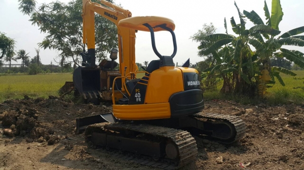 ขาย รถขุด KOMATSU รุ่น PC40FR มือสองญี่ปุ่น  แทรกเหล็กใหม่ สลักแน่น ทั้งคัน ทำงานไว แรงดี พร้อมใช้งาน มือถือ/LINE ID : 0818753444