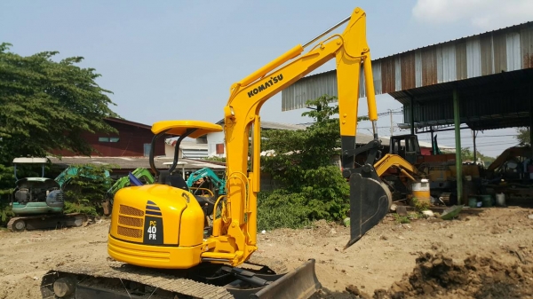ขาย รถขุด KOMATSU รุ่น PC40FR มือสองญี่ปุ่น  แทรกเหล็กใหม่ สลักแน่น ทั้งคัน ทำงานไว แรงดี พร้อมใช้งาน มือถือ/LINE ID : 0818753444