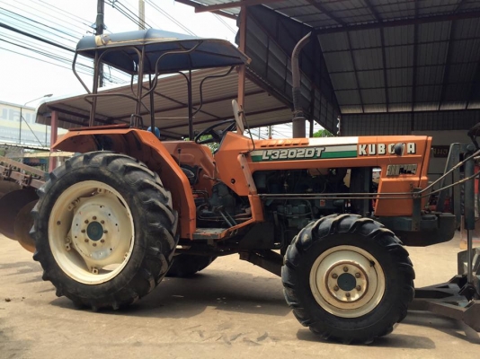 ขายรถไถKubota L3202DT (4WD) พร้อมใบมีดหน้าและผานบุกเบิก รถพร้อมใช้งาน