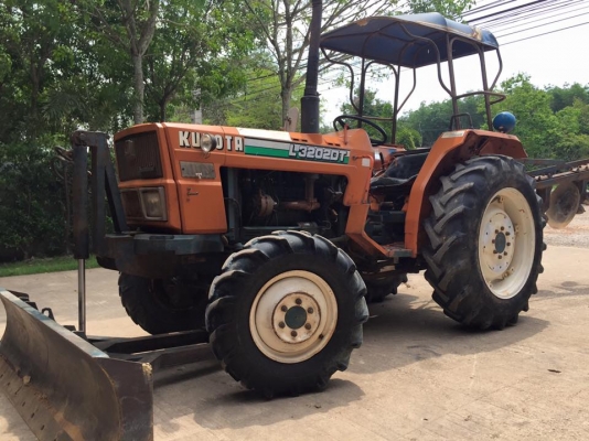 ขายรถไถKubota L3202DT (4WD) พร้อมใบมีดหน้าและผานบุกเบิก รถพร้อมใช้งาน