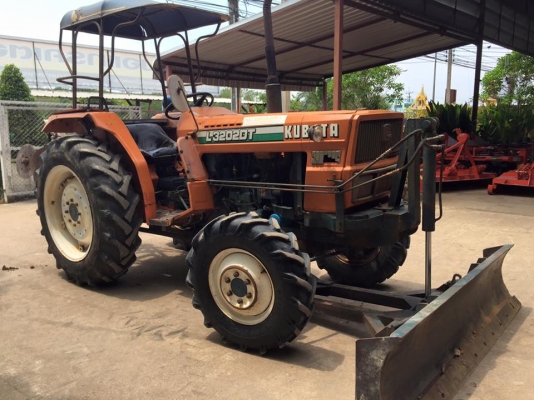 ขายรถไถKubota L3202DT (4WD) พร้อมใบมีดหน้าและผานบุกเบิก รถพร้อมใช้งาน