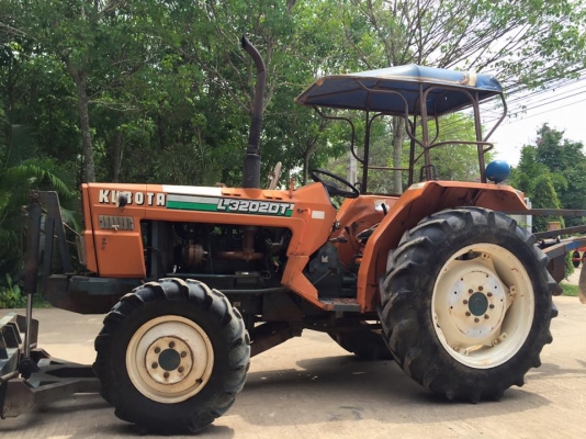 ขายรถไถKubota L3202DT (4WD) พร้อมใบมีดหน้าและผานบุกเบิก รถพร้อมใช้งาน ขายรถไถKubota L3202DT (4WD) พร้อมใบมีดหน้าและผานบุกเบิก รถพร้อมใช้งาน