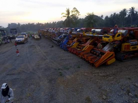 ใครต้องการคนขับรถเกี่ยวข้าวนาปังนี้ บอกได้นะคับ ขับศักดิ์/เกษรตคับ เบอ0961408488