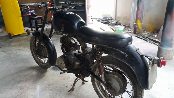 ขายรถมอเตอร์ไซค์โบราณแข่งในตำนานสองคันครับ