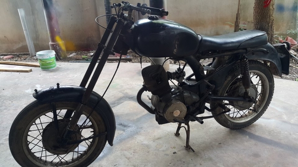 ขายรถมอเตอร์ไซค์โบราณแข่งในตำนานสองคันครับ