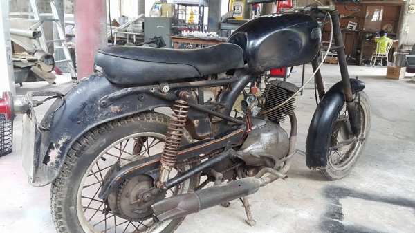 ขายรถมอเตอร์ไซค์โบราณแข่งในตำนานสองคันครับ